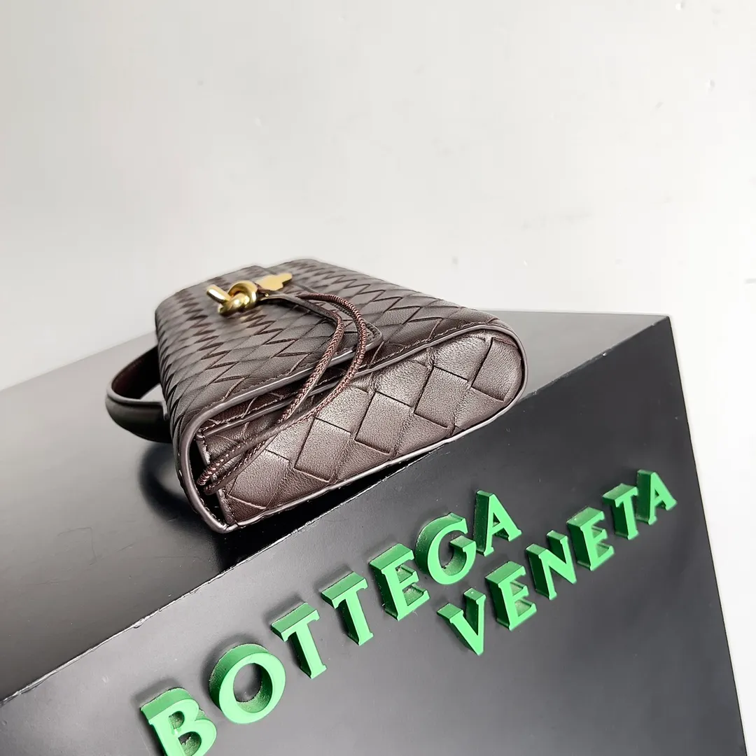 The batch of 1360 BV Andiamo evening handbags has been heavily planted again~ The designer aesthetics in the era of economic downturn are back. I fall in love with it at first sight and can't put it down. It's so beautiful and full of aura. The shape and texture are very competitive. It's light in weight and has sufficient capacity. It's a must-have for fashionistas. It's suitable for many occasions, minimalist, high-end and light luxury. Model No.: 741511 Size: 31*13*3cm
